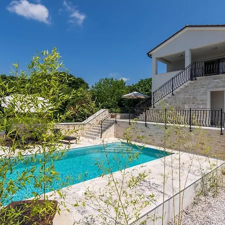 Irma Villa *