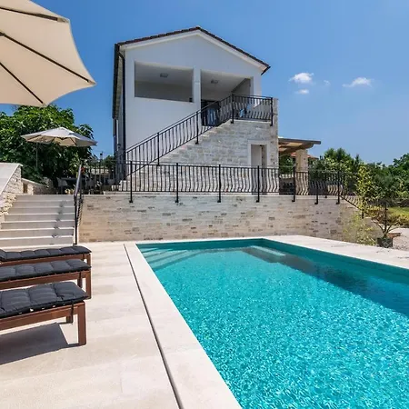 Irma Villa *
